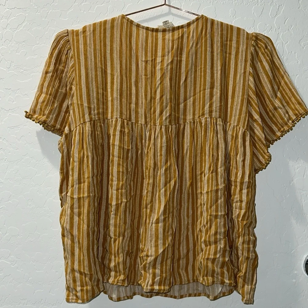 Peplum yellow shirt with embroidery. - Picture 4 of 4